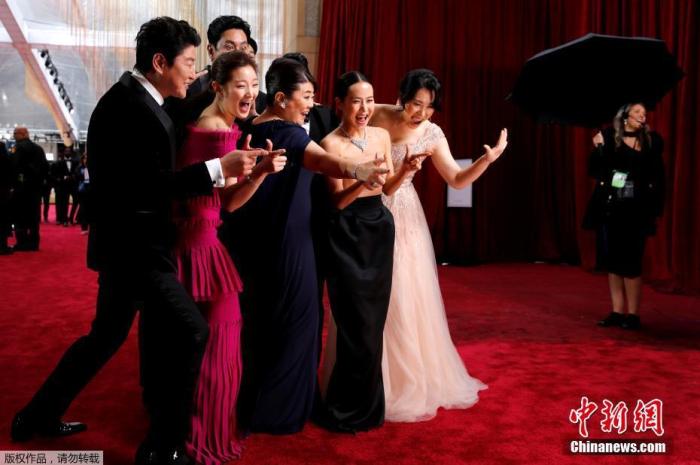 北京时间2月10日上午，2020年奥斯卡颁奖礼在洛杉矶举行，红毯环节星光闪耀。