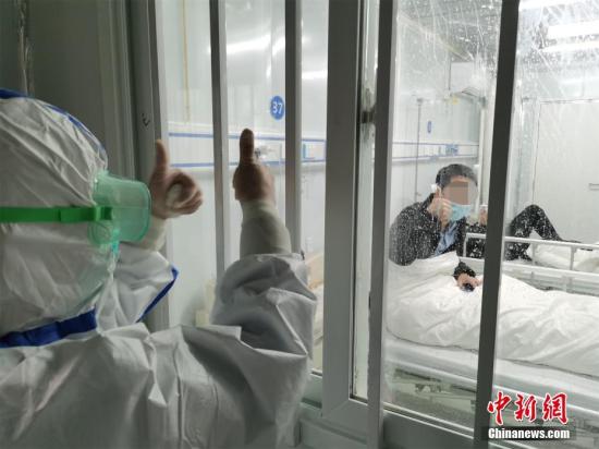 2月9日晚，武汉雷神山医院接收了第二批新冠肺炎患者，总入住患者达80余人。图为医护人员为患者鼓劲加油。 <a target='_blank' href='http://www.chinanews.com/'>中新社</a>发 高翔 摄