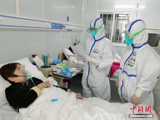 2月9日晚，武汉雷神山医院接收了第二批新冠肺炎患者。图为医护人员查房。 <a target='_blank' href='http://www.chinanews.com/'>中新社</a>发 高翔 摄