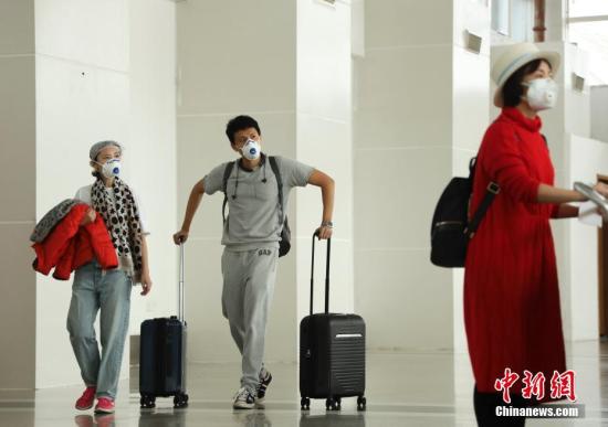 资料图：2月10日，旅客在海南三亚凤凰机场候机大厅等待登机。<a target='_blank' href='http://www.chinanews.com/'>中新社</a>记者 杜洋 摄