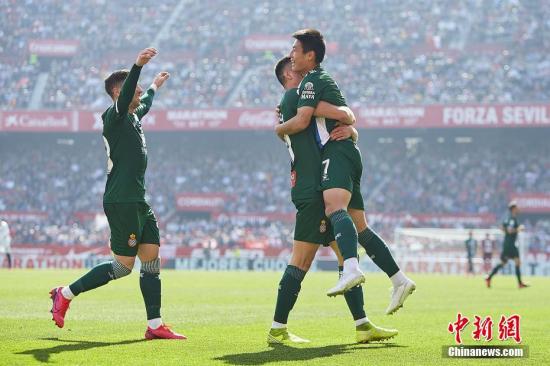 北京时间2月16日，西甲24轮西班牙人2:2战平塞维利亚。中国球员武磊首发登场，并在比赛的第49分钟破门，帮助球队2:1反超比分。这也是武磊本赛季的第一粒联赛客场进球，此前他曾在主场攻破过巴萨、赫塔菲的球门。
