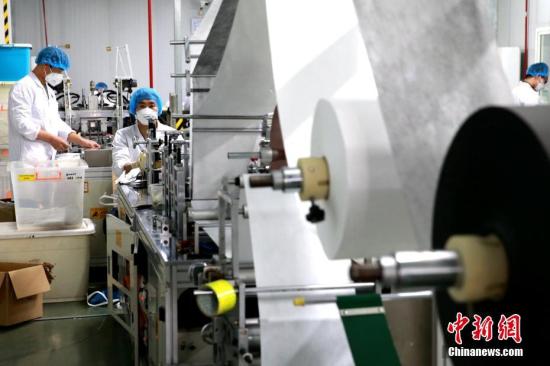 资料图:一口罩生产企业“火力全开”保供应。 中新社记者 梁犇 摄 资料图:一口罩生产企业“火力全开”保供应。 中新社记者 梁犇 摄
