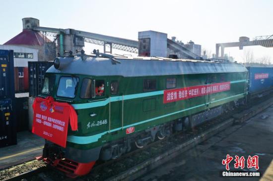 2月17日,满载着41车40英尺集装箱的中欧班列,由南昌(向塘)国际陆港横岗站发出驶往俄罗斯莫斯科和白俄罗斯明斯克。中新社记者 刘占昆 摄 2月17日,满载着41车40英尺集装箱的中欧班列,由南昌(向塘)国际陆港横岗站发出驶往俄罗斯莫斯科和白俄罗斯明斯克。中新社记者 刘占昆 摄
