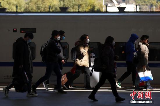 资料图：旅客们在火车站乘坐火车出行。<a target='_blank' href='http://www.chinanews.com/'>中新社</a>记者 泱波 摄