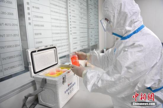 　2月18日，四川国际旅行卫生保健中心(成都海关口岸门诊部)卫生检疫综合实验室检测人员身穿防护服在负压实验室进行新型冠状病毒核酸检测。张浪 摄