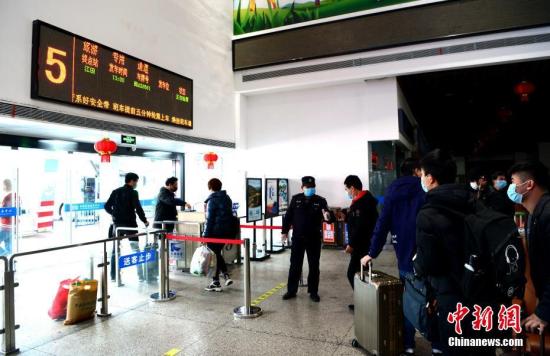 2月19日，为满足复产复工人员返程需求，福建省福州汽车客运站陆续恢复运营。客运站的卸客区均设置体温监测点和隔离室，乘客需携带身份证等有效证件，实名购票、检票，进行身份信息登记。图为乘客通过检票口。<a target='_blank' href='http://www.chinanews.com/'>中新社</a>记者 王东明 摄