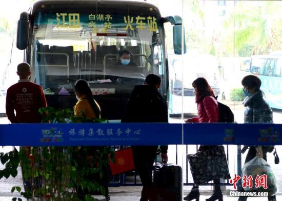 2月19日，为满足复产复工人员返程需求，福建省福州汽车客运站陆续恢复运营。客运站的卸客区均设置体温监测点和隔离室，乘客需携带身份证等有效证件，实名购票、检票，进行身份信息登记。图为乘客准备上车。<a target='_blank' href='http://www.chinanews.com/'>中新社</a>记者 王东明 摄