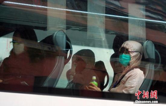 2月20日上午，“钻石公主”号邮轮上的首批106位香港居民搭乘包机抵达香港国际机场，随后乘坐旅游巴士抵达位于火炭骏洋邨的檢疫中心，接受14天的检疫观察。<a target='_blank' href='http://www.chinanews.com/'>中新社</a>记者 张炜 摄