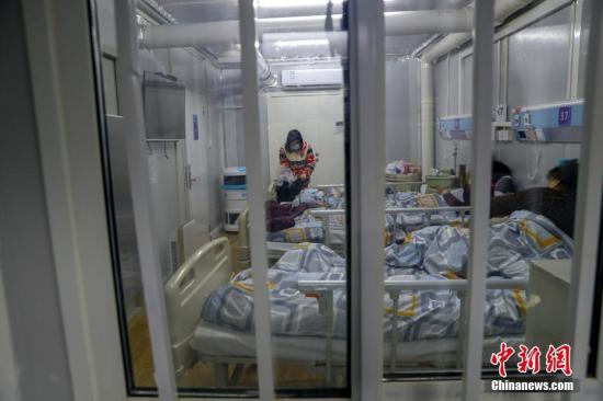 火神山医院感染二科一病区隔离病房内一位治愈患者整理衣物即将出院。<a target='_blank' href='http://www.chinanews.com/'>中新社</a>记者 张畅 摄