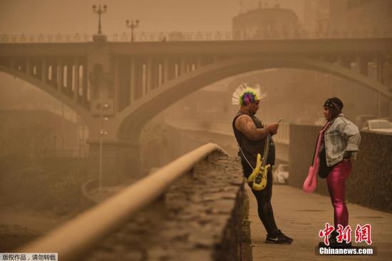 当地时间2月23日,来自非洲撒哈拉沙漠的红沙风暴袭击了西班牙加那利群岛,城市陷入一片昏黄。 当地时间2月23日,来自非洲撒哈拉沙漠的红沙风暴袭击了西班牙加那利群岛,城市陷入一片昏黄。