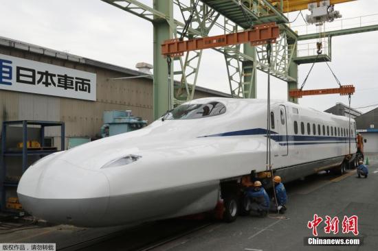 资料图：当地时间2020年2月25日，日本爱知县，新干线新型N700S列车向媒体亮相。