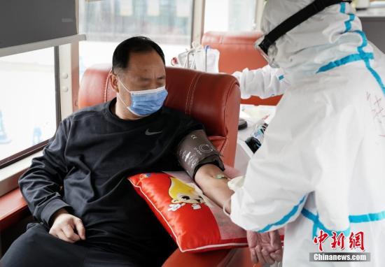2月27日，两名已治愈的新冠肺炎康复患者来到北京佑安医院，现场捐献血浆，为救治病情进展较快、重型和危重型新冠肺炎患者提供帮助。图为捐献者金先生在献血车内献血。<a target='_blank' href='http://www.chinanews.com/'>中新社</a>记者 崔楠 摄