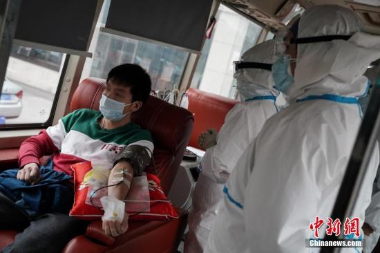 2月27日，两名已治愈的新冠肺炎康复患者来到北京佑安医院，现场捐献血浆，为救治病情进展较快、重型和危重型新冠肺炎患者提供帮助。图为捐献者杨先生在献血车内献血。<a target='_blank' href='http://www.chinanews.com/'>中新社</a>记者 崔楠 摄