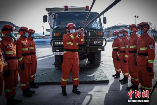 资料图：消防员开展实战救援演练。张广魁 摄