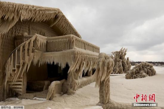 当地时间2月28日，美国纽约州处于暴风雪天气期间，一处位于纽约州汉堡的房屋结冰冻成冰雕。