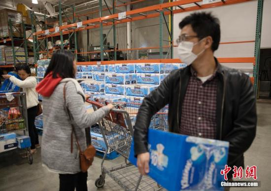 当地时间2月28日，旧金山湾区福斯特城的一家大型超市里，民众在购买卫生纸。近<a target='_blank' href='http://www.chinanews.com/'>中新社</a>记者 刘关关 摄