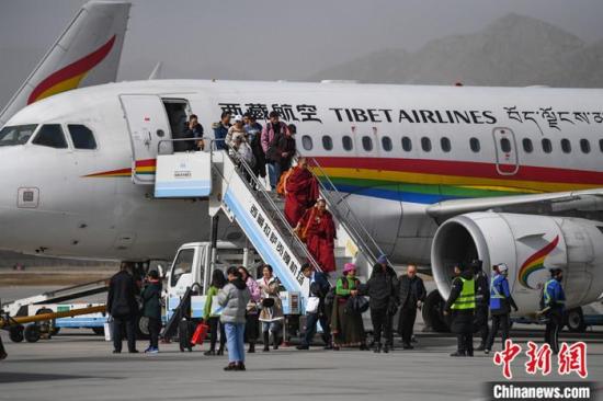 图为旅客乘飞机抵达拉萨贡嘎国际机场。（资料图）<a target='_blank' href='http://www.chinanews.com/'>中新社</a>记者 何蓬磊 摄