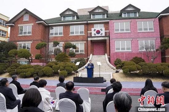 3月1日，韩国总统文在寅在“三一运动”纪念活动上发表演讲称，将加强与中日等国合作；希望与朝鲜在卫生领域进行合作，共同应对传染病等。青瓦台供图
