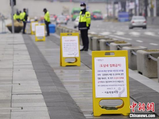 新冠肺炎韩国蔓延，光化门广场树立告示牌，要求“停止集会”。/p中新社记者 曾鼐 摄