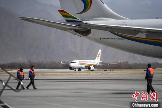 图为拉萨贡嘎国际机场内，西藏民航工作人员保障航班起降。（资料图）中新社记者 何蓬磊 摄