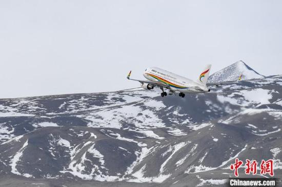 图为西藏航空航班在阿里昆莎机场起飞。（资料图）中新社记者 何蓬磊 摄