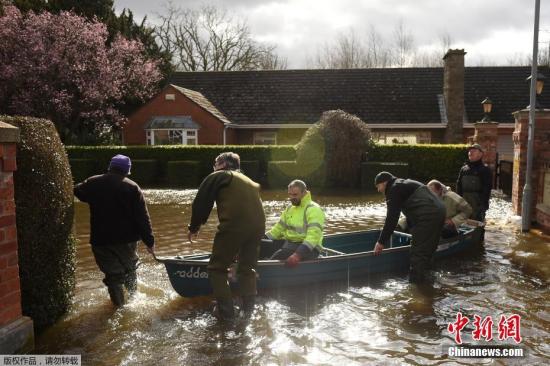 当地时间3月1日，在暴风豪尔赫(Storg Jorge)带来大量降水后，英格兰北部东科威克(East Cowick)地区洪水淹没街道，当地民众乘船出行。