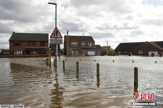 当地时间3月1日，在暴风豪尔赫(Storg Jorge)带来大量降水后，英格兰北部东科威克(East Cowick)地区洪水淹没街道。