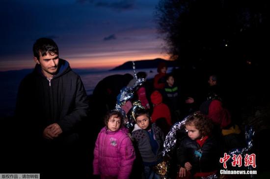 3月1日，一些来自阿富汗的儿童正在前往土耳其与希腊边境。