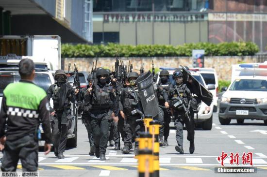 当地时间3月2日，菲律宾马尼拉一队特警队员在圣胡安市Greenhills地区的一家购物中心。
