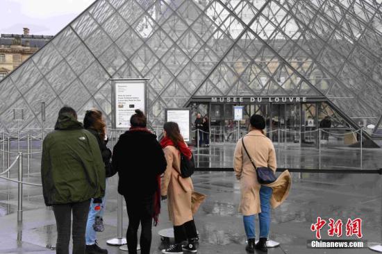 当地时间3月2日，位于法国巴黎的卢浮宫受新冠肺炎疫情影响持续闭馆，卢浮宫工作人员担心疫情继续拒绝上班。卢浮宫1日已因相同原因而全天闭馆。中新社记者 李洋 摄