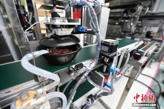 资料图：机器人在制作煲仔饭。<a target='_blank' href='http://www.chinanews.com/'>中新社</a>记者 石小杰 摄