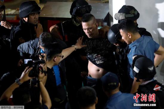 3月2日,在菲律宾圣胡安市,警方与安保人员逮捕人质劫持者。