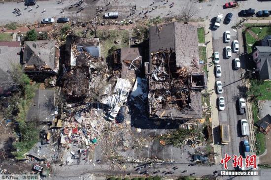 当地时间3月3日，美国田纳西州首府纳什维尔遭受龙卷风袭击，建筑物受损严重。