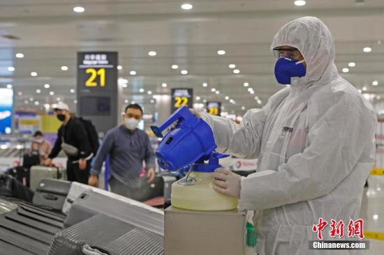 资料图：工作人员对入境旅客行李进行消毒。 <a target='_blank' href='http://www.chinanews.com/'>中新社</a>记者 殷立勤 摄