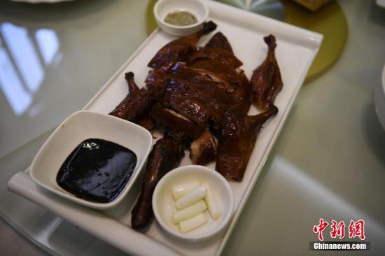 3月3日，宜良烤鸭被端上餐桌。<a target='_blank' href='http://www.chinanews.com/'>中新社</a>记者 康平 摄