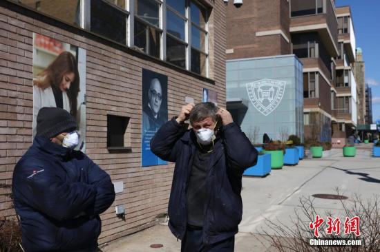 当地时间3月4日，纽约耶希瓦大学（Yeshiva University）维尔福校区戴口罩的工作人员。<a target='_blank' href='http://www.chinanews.com/'>中新社</a>记者 廖攀 摄