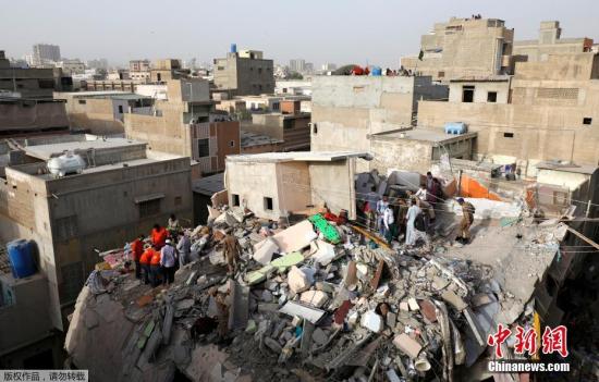 3月5日，在巴基斯坦卡拉奇，救援人员在居民楼倒塌事故现场救援。 巴基斯坦卡拉奇市政部门当日称，当天该市发生的一居民楼倒塌事故造成的死亡人数已升至10人。