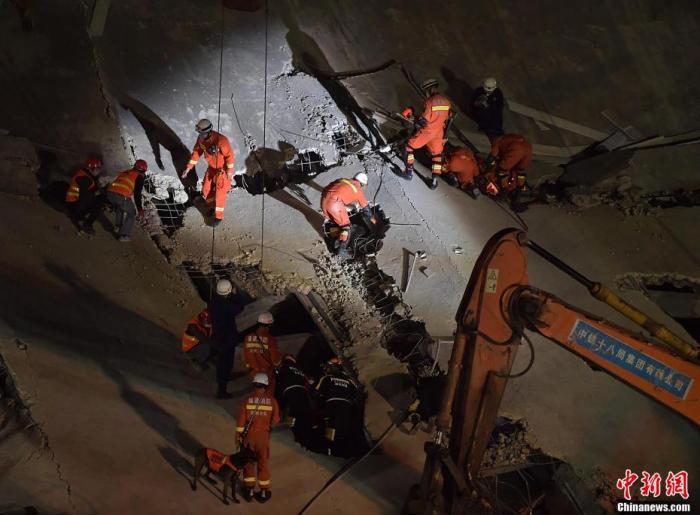 资料图：3月8日深夜，救援人员在福建泉州欣佳快捷酒店坍塌事故现场紧张搜救。 张斌 摄