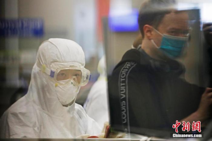 上海边检民警对入境旅客进行个人信息核查。<a target='_blank' href='http://www.chinanews.com/'>中新社</a>记者 殷立勤 摄