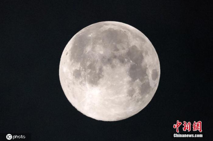 资料图：3月10日凌晨，广州市，天空中出现“超级月亮”的天文景观。