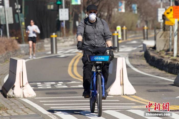 当地时间3月9日，一位民众戴口罩在纽约曼哈顿骑行共享单车。<a target='_blank' href='http://www.chinanews.com/'>中新社</a>记者 廖攀 摄