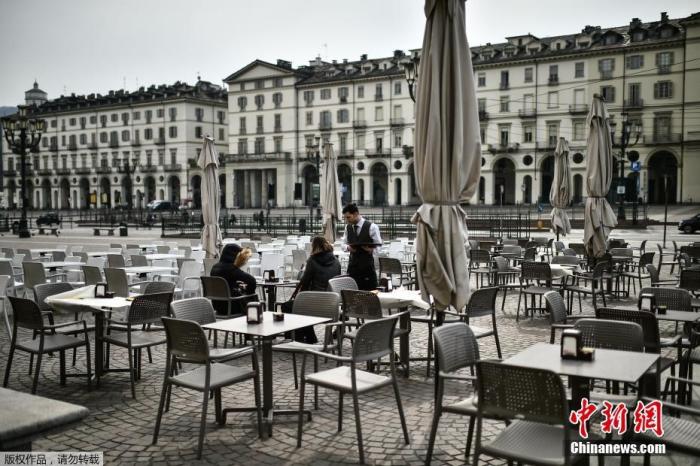 意大利政府接连升级防疫措施，并于10日开始全国“封城”。图为都灵维托里奥广场露天咖啡馆。