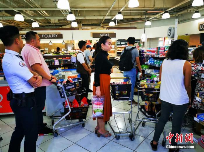 3月9日，马尼拉CBD马卡蒂著名的绿带商场生活超市，大米、罐头、鸡蛋、速食面以及纸巾等生活物资被民众大量采购。中新社记者 关向东 摄