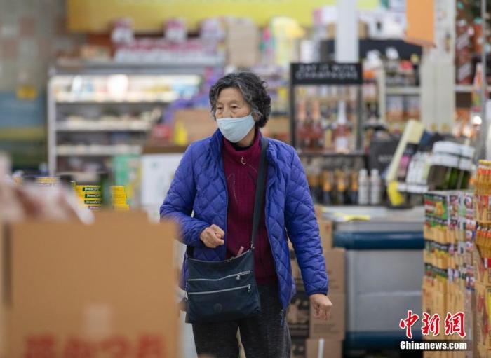 当地时间3月9日，一位女士戴口罩在旧金山湾区福斯特城一家超市购物。据报道，截至美国东部时间9日20时，美国累计已有605例新冠肺炎确诊病例，死亡22人。<a target='_blank' href='http://www.chinanews.com/'>中新社</a>记者 刘关关 摄