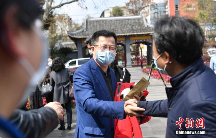 四川大学华西医院专家梁宗安出发前与同事在华西医院道别,他将加入中国红十字会抗疫专家组,赴意大利协助新冠肺炎疫情防控。记者 张浪 摄 四川大学华西医院专家梁宗安出发前与同事在华西医院道别,他将加入中国红十字会抗疫专家组,赴意大利协助新冠肺炎疫情防控。记者 张浪 摄