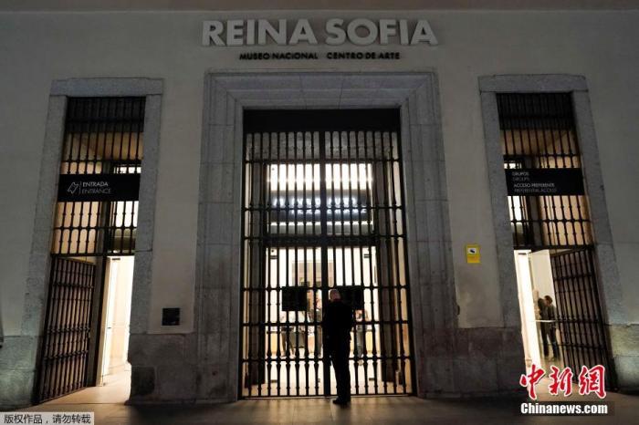 当地时间3月11日，西班牙首都马德里，由于新冠肺炎疫情在当地爆发，马德里的所有国营博物馆都已关闭。图为保安人员关闭了雷纳·索非亚博物馆的大门。