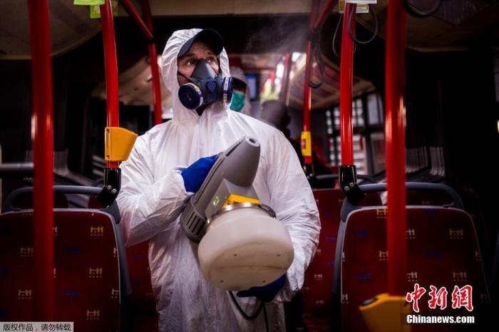 当地时间3月11日，捷克斯洛伐克布拉迪斯拉发，为防止新冠肺炎疫情蔓延，身穿防护服的工人在运输公司的洗车站对一辆公交车内部进行消毒。