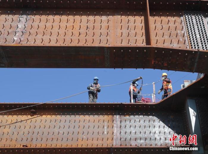 3月13日，工人在北京丰台站改建工程工地施工。<a target=