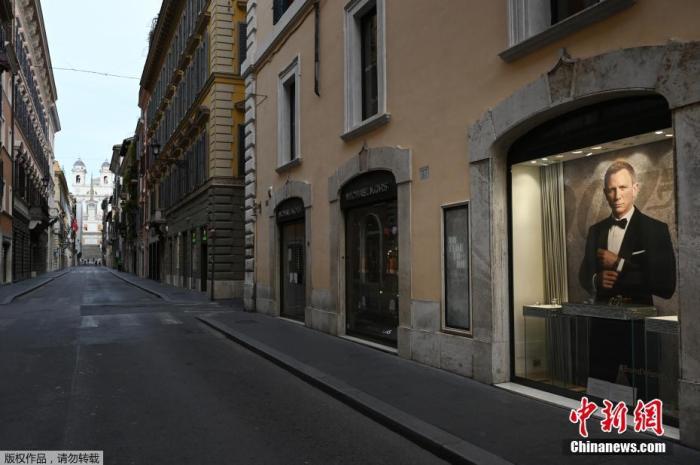 当地时间3月12日，意大利罗马市中心一条购物街上，店铺关闭，空无一人。