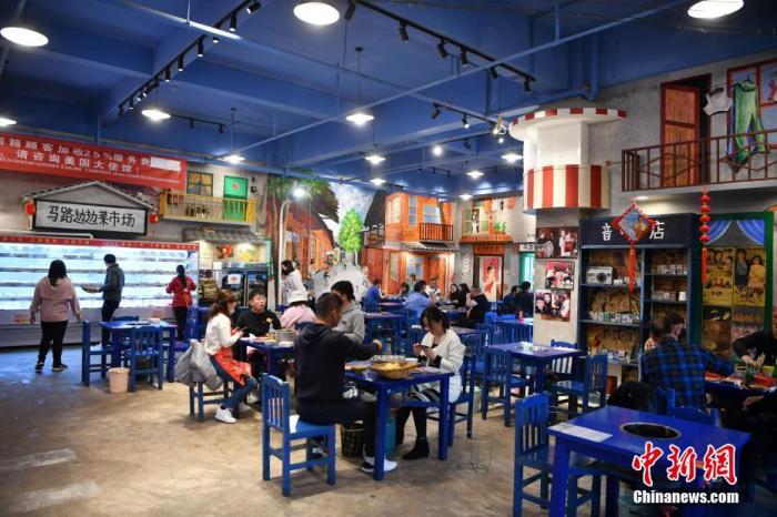 资料图：3月13日，昆明市市民在一家餐饮店内就餐。<a target='_blank' href='http://www.chinanews.com/'>中新社</a>记者 刘冉阳 摄
